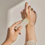 ضدآفتاب استیکی بیوتی آف جوسان/Beauty Of Joseon Matte Sun Stick Mugwort+Camelia SPF 50+ PA++++ 18g - Image 5